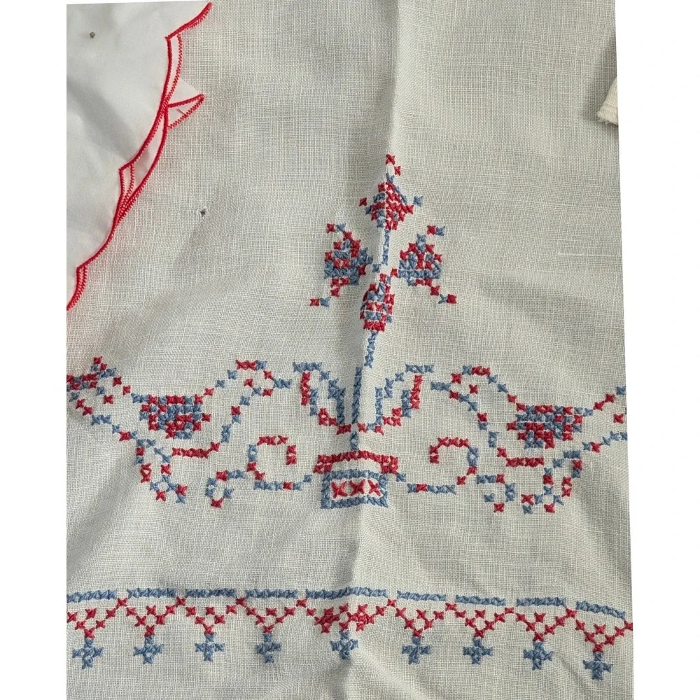 Lot 11 Vintage Linens Napkins Tablecloths Runners Craft Cutter‎ Lot Embroidered